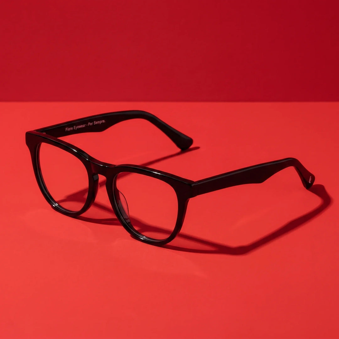 Anteojos Fiore 4488 en negro – editorial still life on a saturated vivid red set