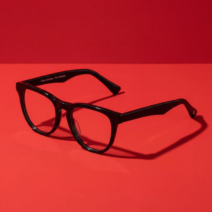 Anteojos Fiore 4488 en negro – editorial still life on a saturated vivid red set