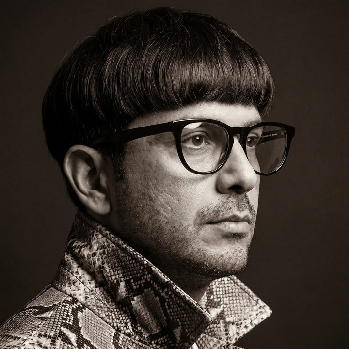 Anteojos Fiore 4488 en negro, en modelo – retrato de campaña, monochrome studio portrait, red graphic accents