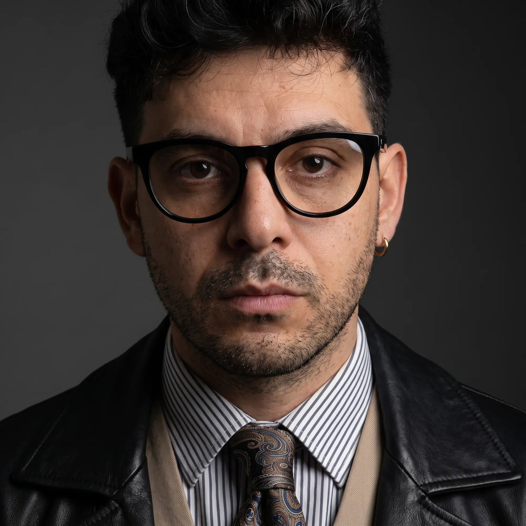 Anteojos Fiore 4488 en negro, en modelo – retrato de campaña, minimal studio portrait in soft daylight