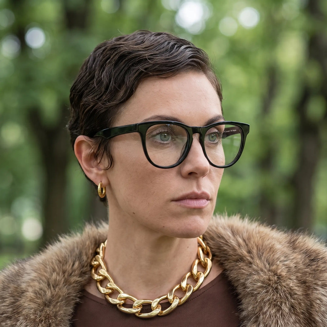 Anteojos Fiore 4488 en negro, en modelo – retrato de campaña, fur-collar portrait in dappled daylight