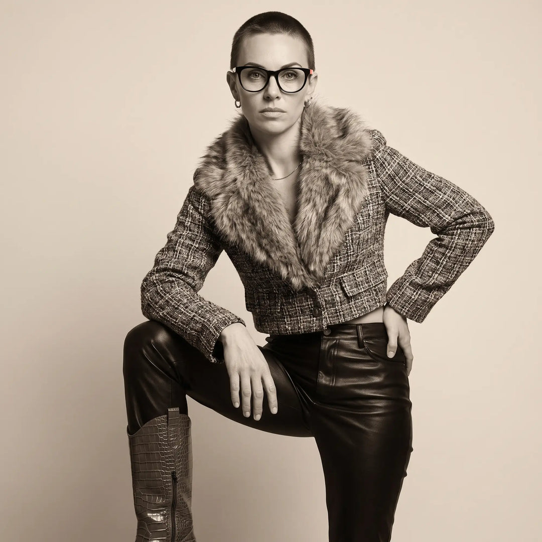 Anteojos Fiore 4488 en negro, en modelo – retrato de campaña, full-length studio portrait in tweed and leather