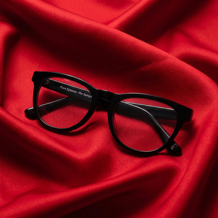 Anteojos Fiore 4488 en negro – nested in flowing vivid red silk