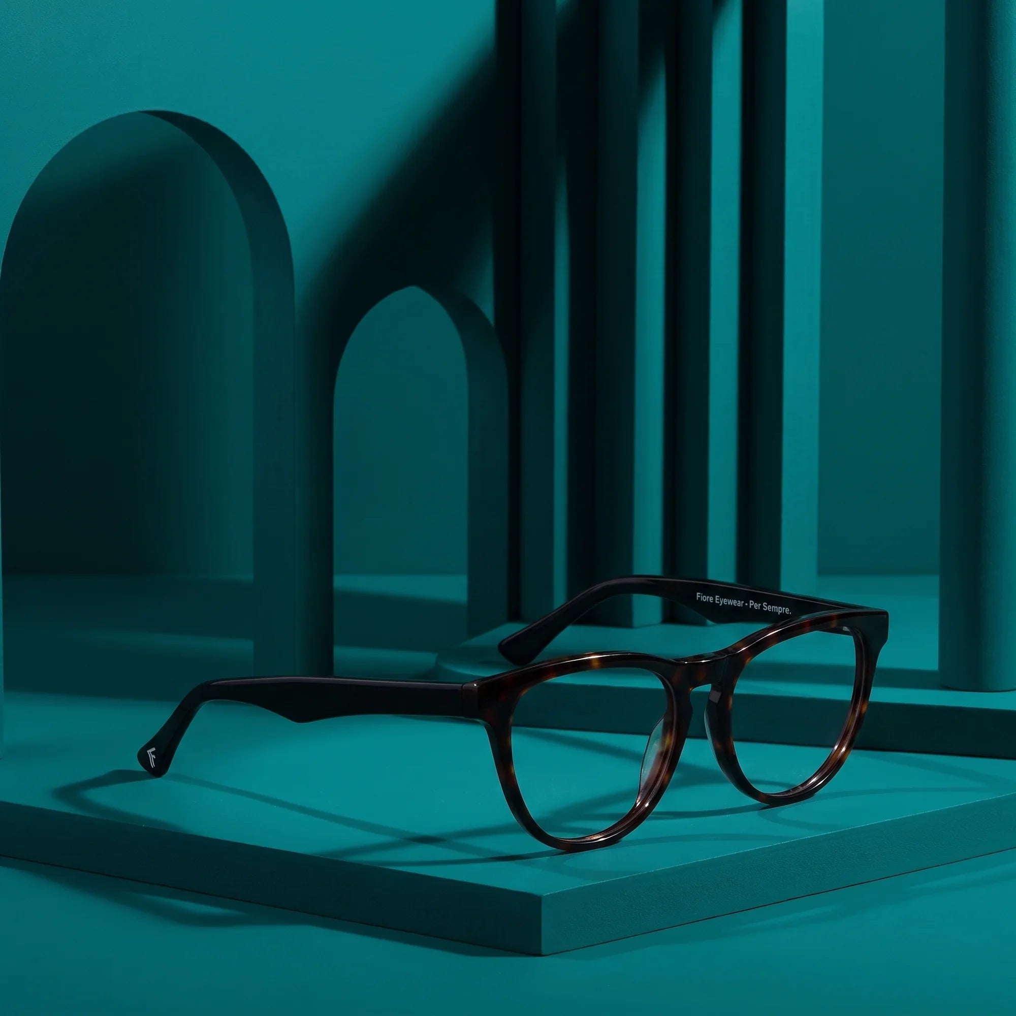 Anteojos Fiore 4488 en tortoiseshell – still life among monochrome teal arches