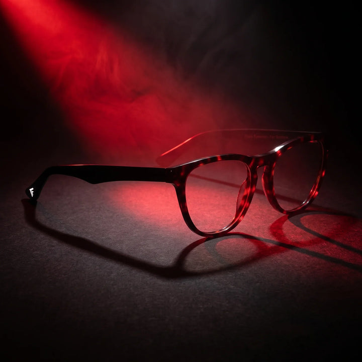 Anteojos Fiore 4488 en tortoiseshell – bajo un haz de luz teatral