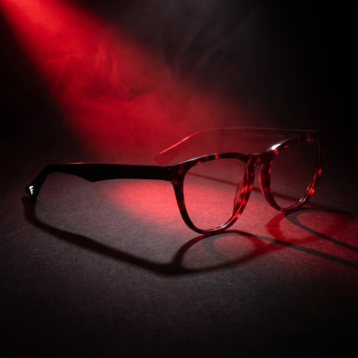 Anteojos Fiore 4488 en carey – bajo un haz de luz teatral