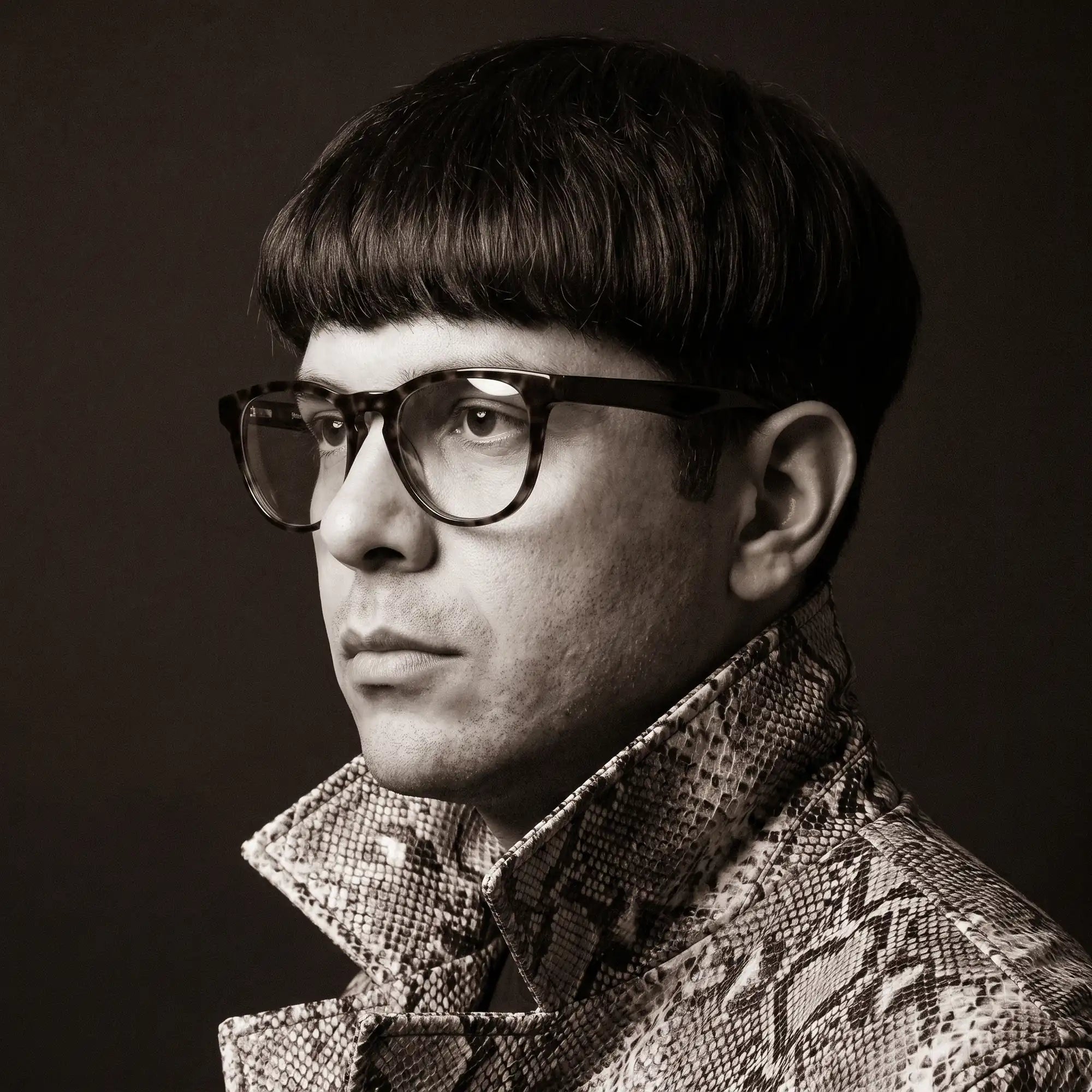Anteojos Fiore 4488 en tortoiseshell, en modelo – retrato de campaña, monochrome studio portrait, red graphic accents
