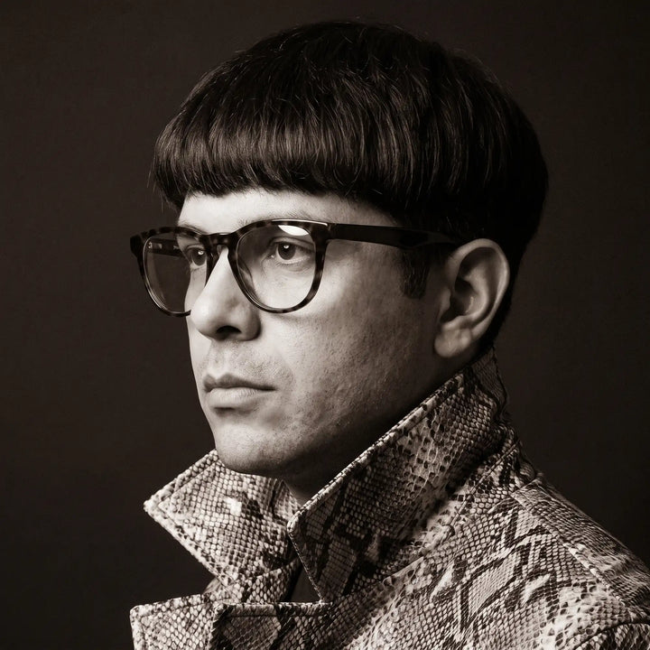 Anteojos Fiore 4488 en tortoiseshell, en modelo – retrato de campaña, monochrome studio portrait, red graphic accents