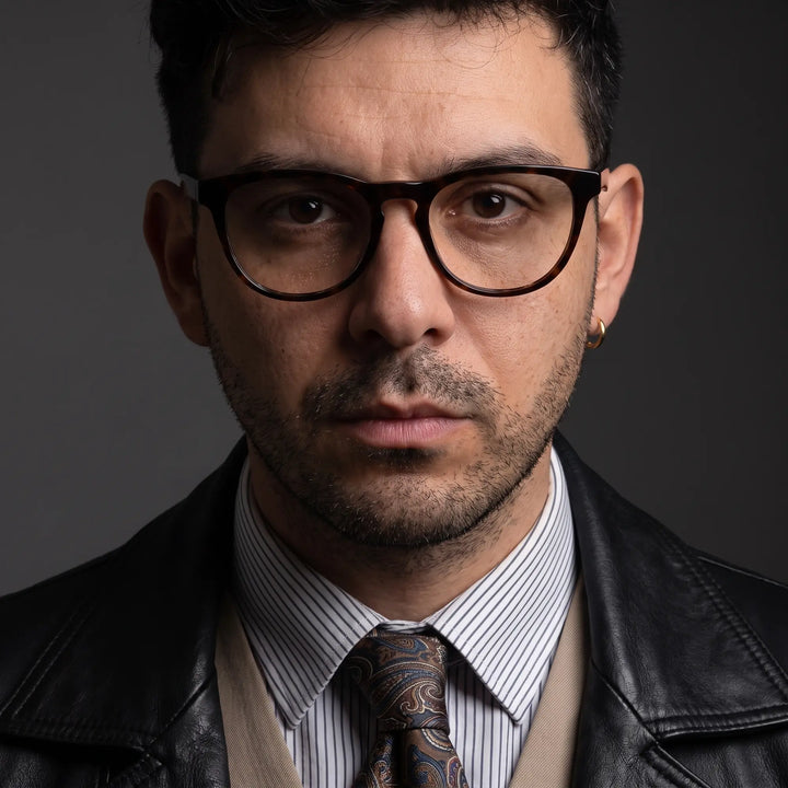 Anteojos Fiore 4488 en tortoiseshell, en modelo – retrato de campaña, minimal studio portrait in soft daylight