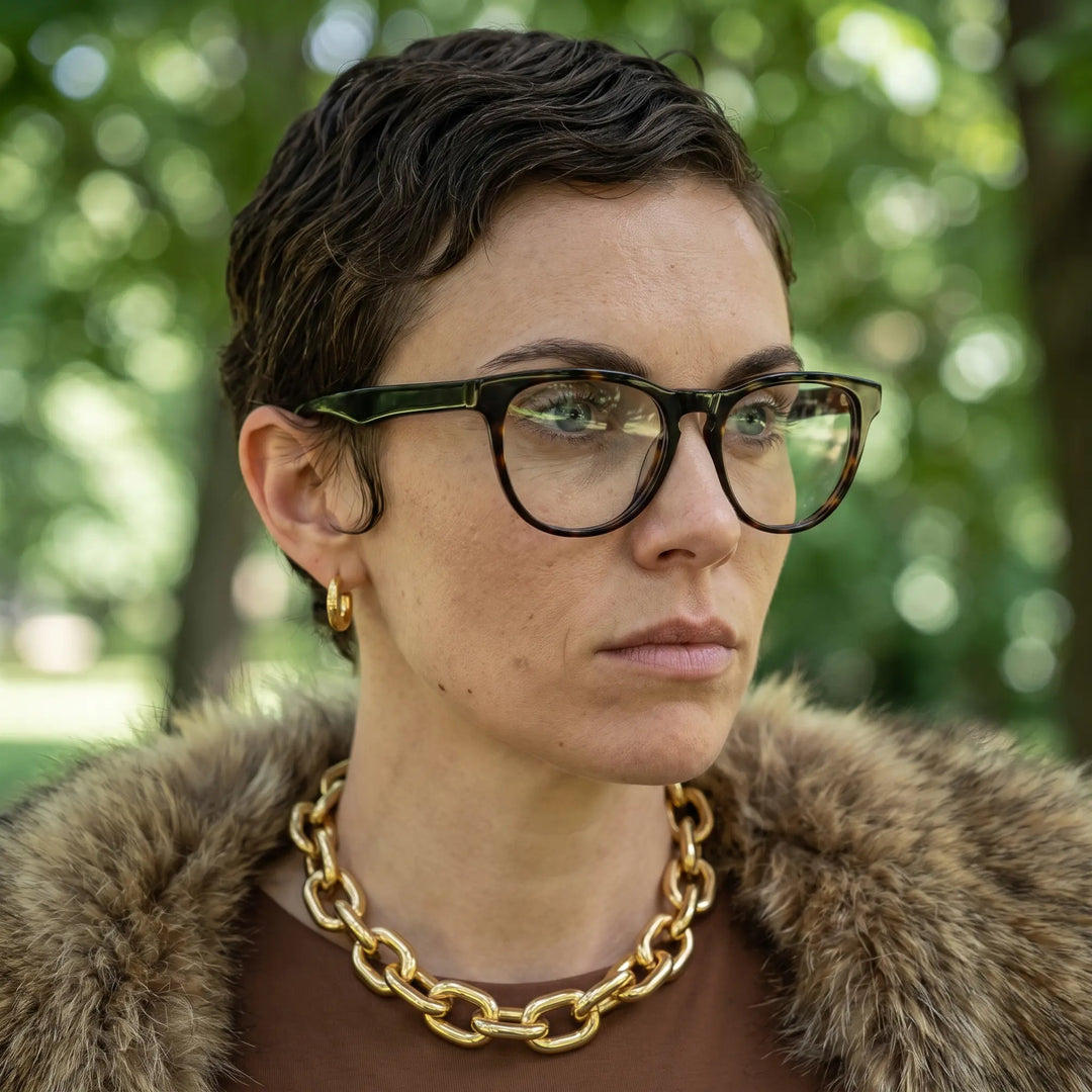 Anteojos Fiore 4488 en tortoiseshell, en modelo – retrato de campaña, fur-collar portrait in dappled daylight