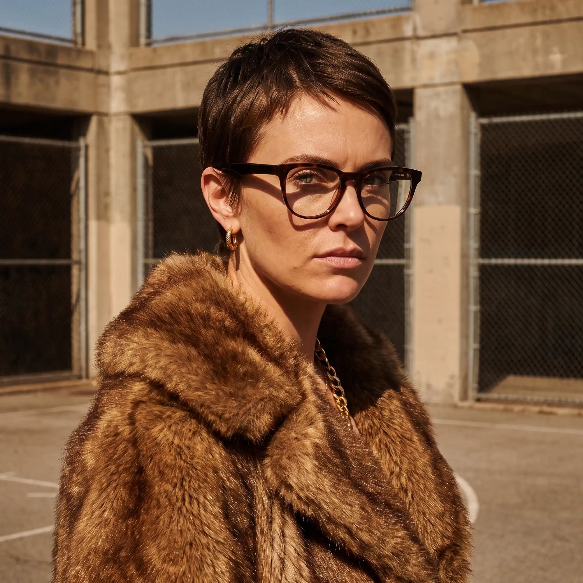 Anteojos Fiore 4488 en tortoiseshell, en modelo – retrato de campaña, street portrait rooted in city heritage