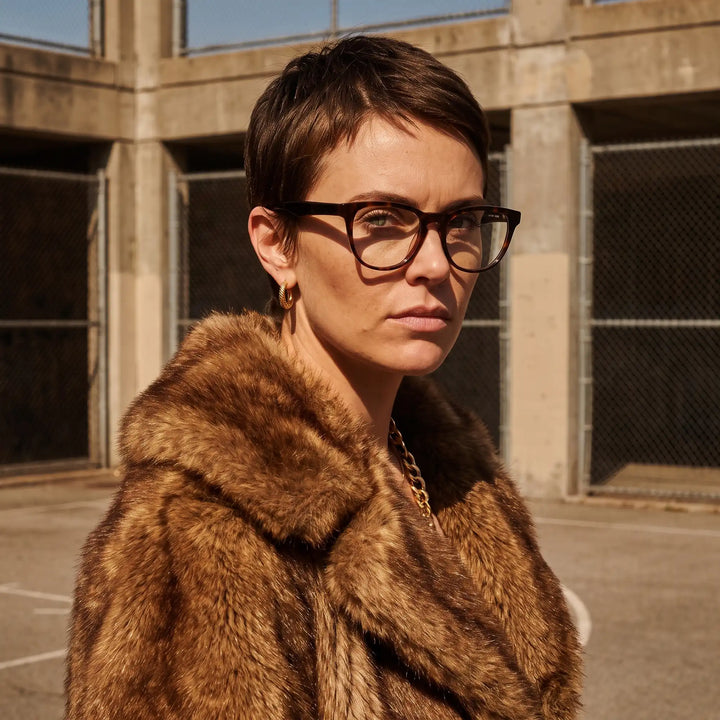 Anteojos Fiore 4488 en tortoiseshell, en modelo – retrato de campaña, street portrait rooted in city heritage