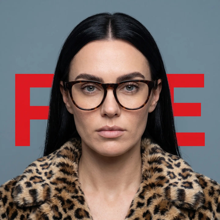 Anteojos Fiore 4488 en tortoiseshell, en modelo – retrato de campaña, studio portrait with sculptural styling