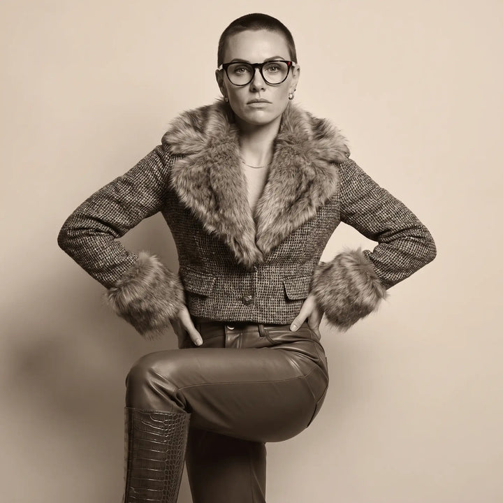 Anteojos Fiore 4488 en tortoiseshell, en modelo – retrato de campaña, full-length studio portrait in tweed and leather