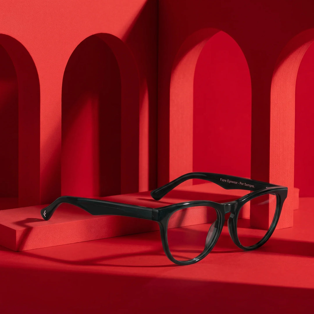 Anteojos Fiore 4488 en verde – still life among monochrome vivid red arches