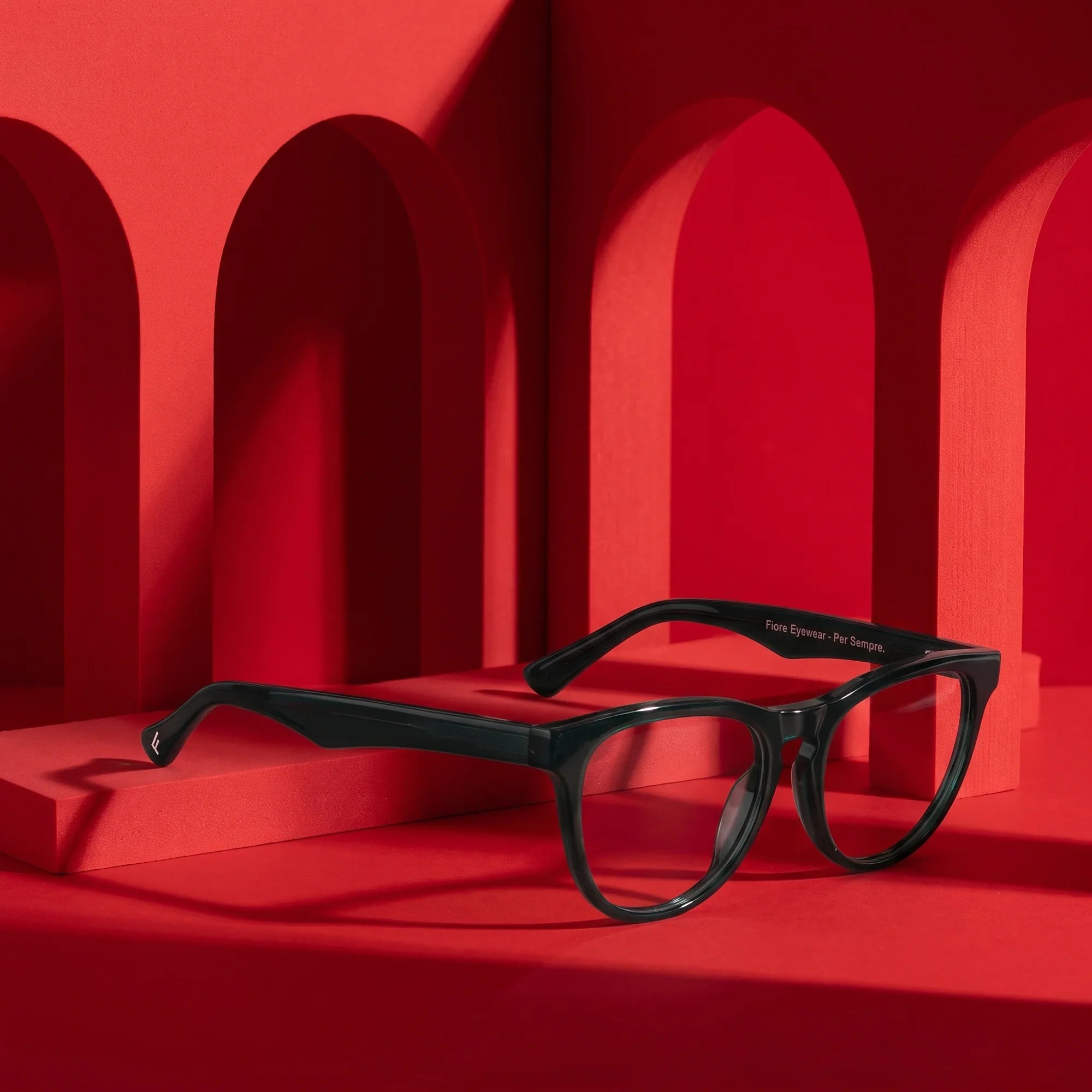 Anteojos Fiore 4488 en verde – still life among monochrome vivid red arches