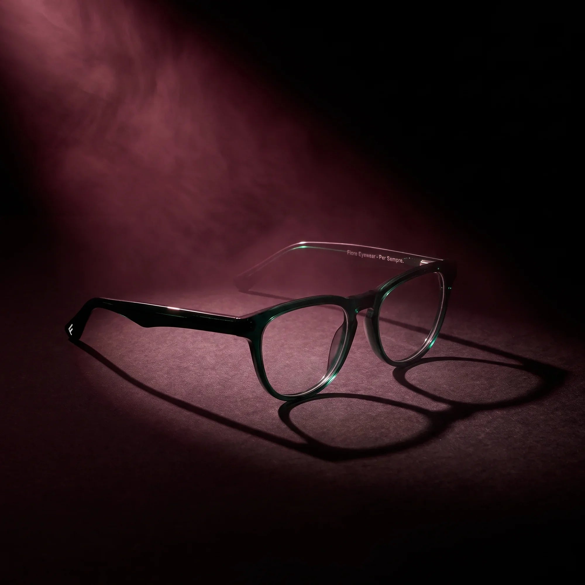 Anteojos Fiore 4488 en verde – bajo un haz de luz teatral