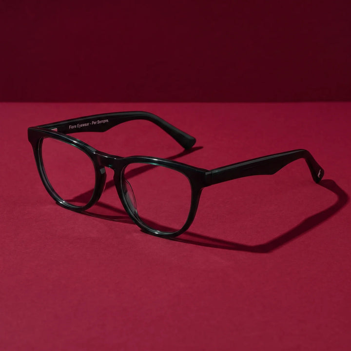 Anteojos Fiore 4488 en verde – editorial still life on a saturated burgundy set