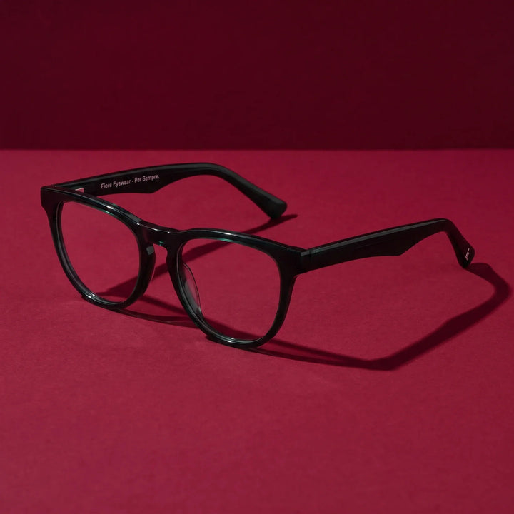 Anteojos Fiore 4488 en verde – editorial still life on a saturated burgundy set