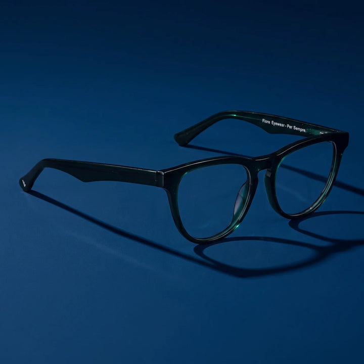 Anteojos Fiore 4488 en verde – hero still life against a deep midnight blue backdrop
