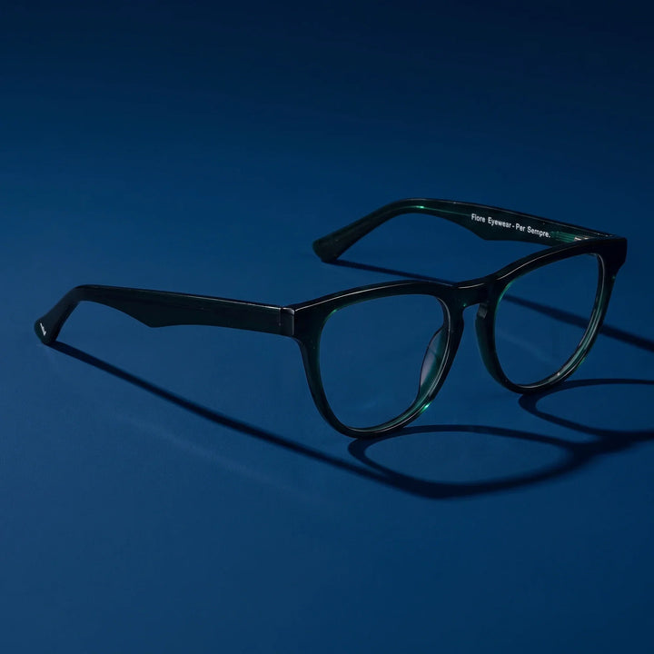 Anteojos Fiore 4488 en verde – hero still life against a deep midnight blue backdrop