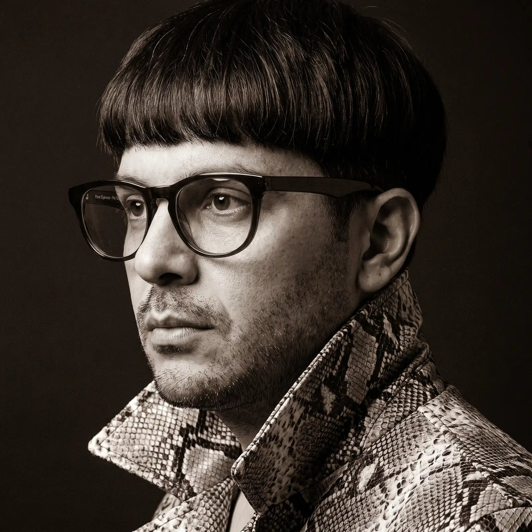 Anteojos Fiore 4488 en verde, en modelo – retrato de campaña, monochrome studio portrait, red graphic accents