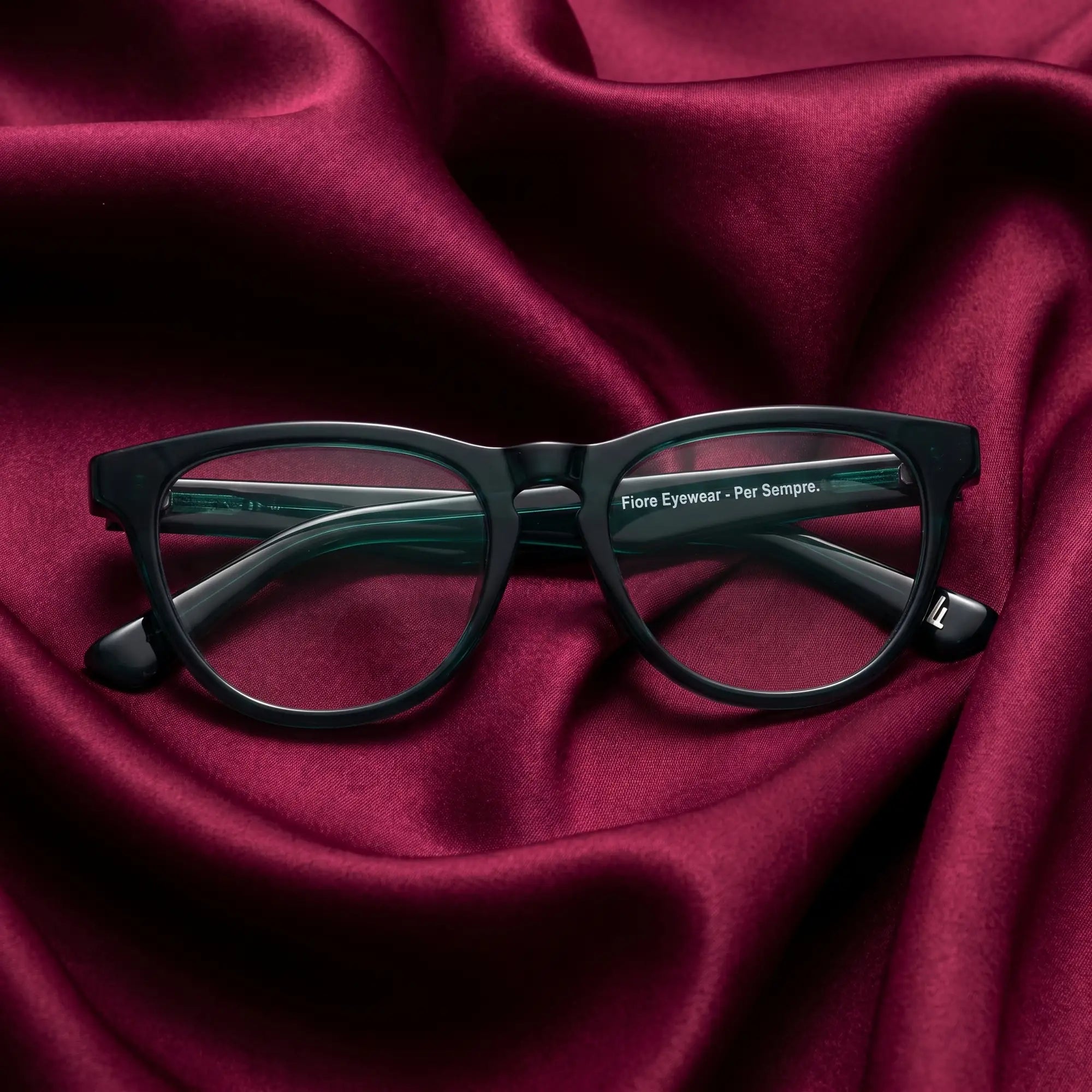 Anteojos Fiore 4488 en verde – nested in flowing burgundy silk