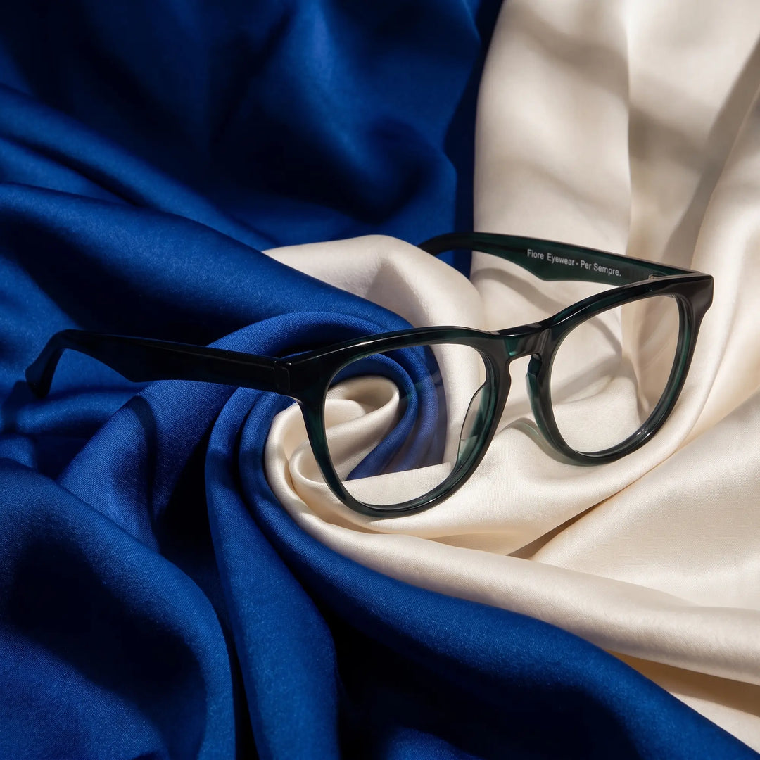 Anteojos Fiore 4488 en verde – sobre seda cobalto y marfil drapeada
