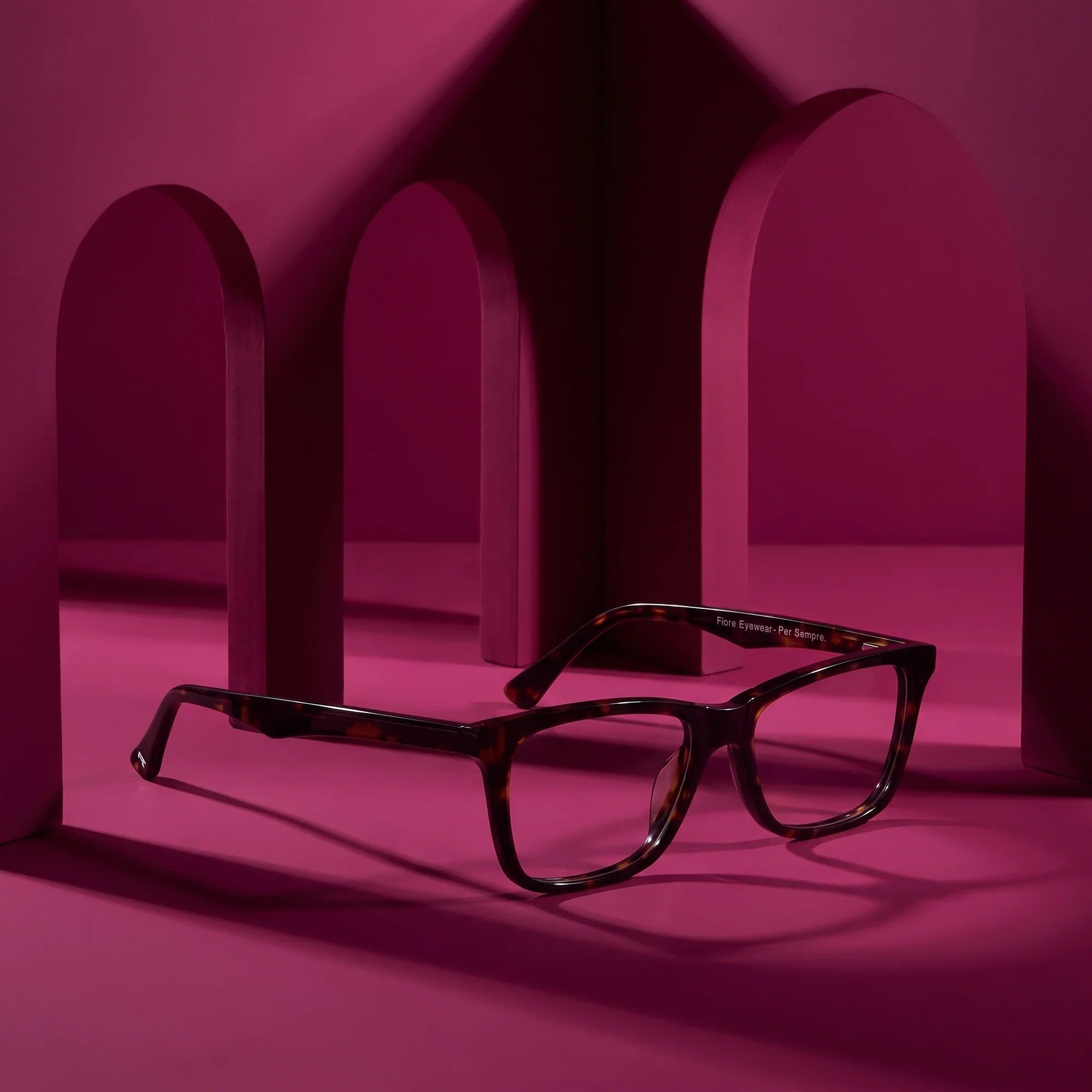 Anteojos Fiore 5228 en tortoiseshell – staged on a sculptural magenta architecture set