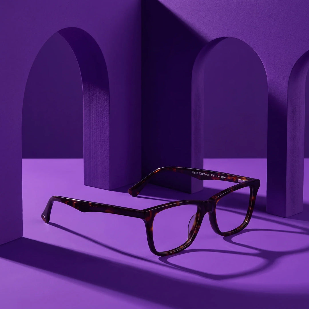 Anteojos Fiore 5228 en tortoiseshell – displayed on a violet podium among arches