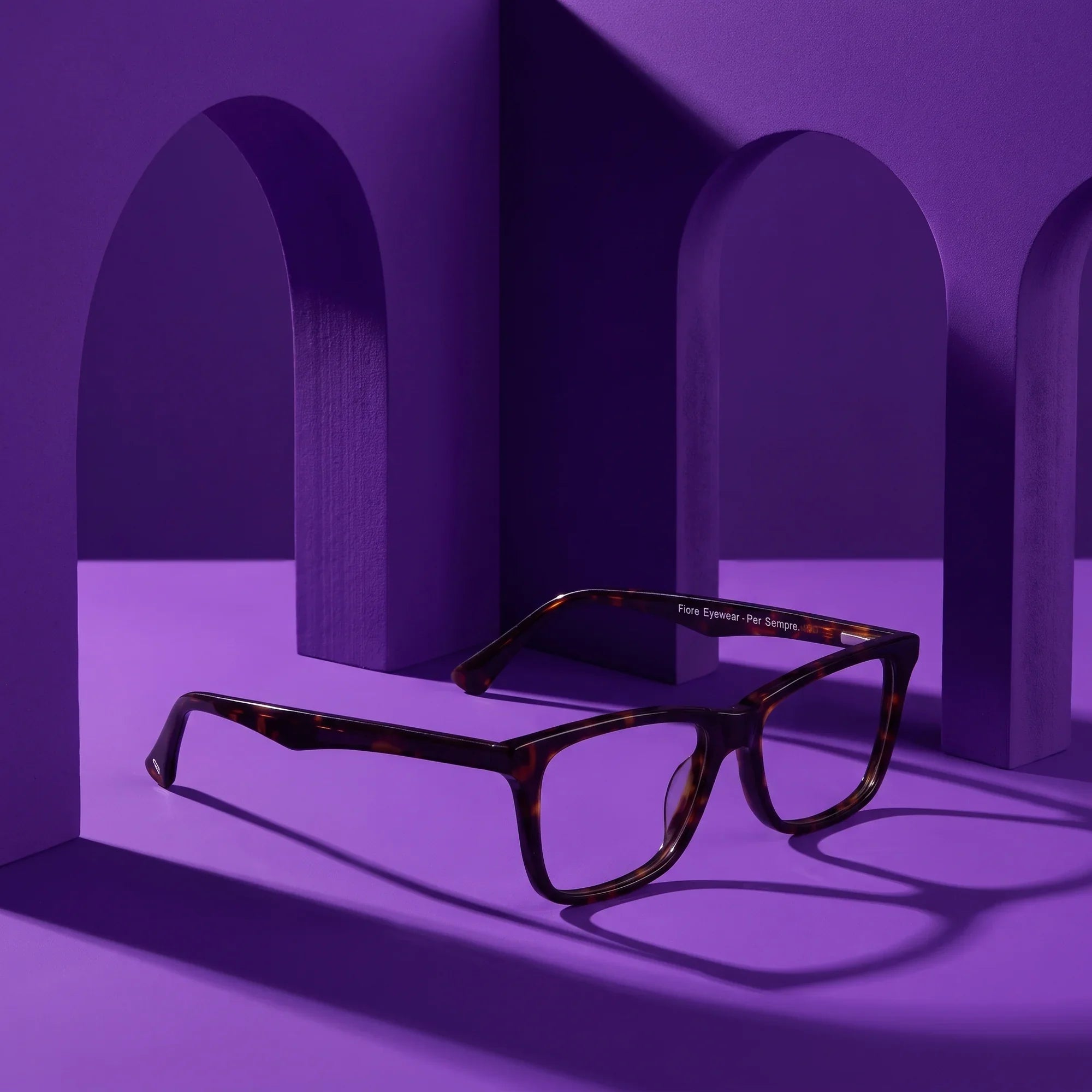 Anteojos Fiore 5228 en tortoiseshell – displayed on a violet podium among arches