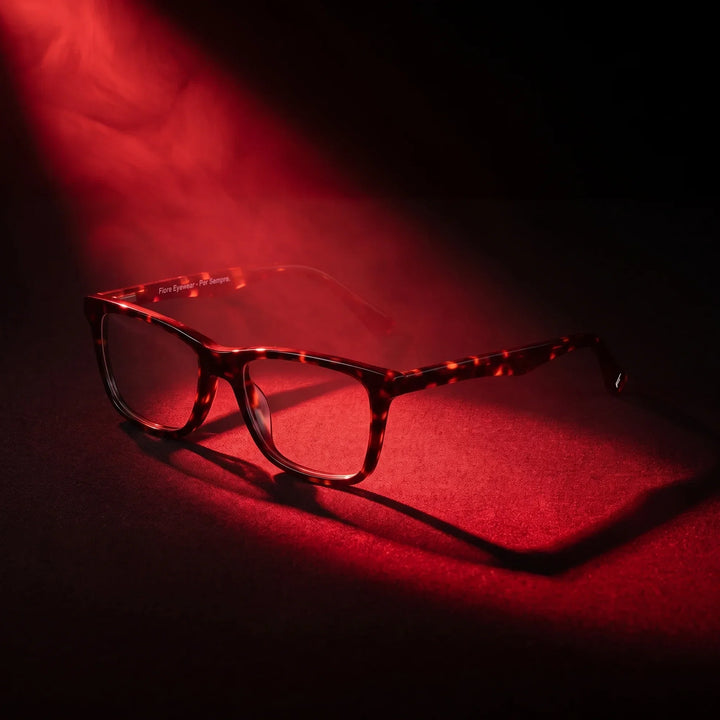 Anteojos Fiore 5228 en carey – bajo un haz de luz teatral