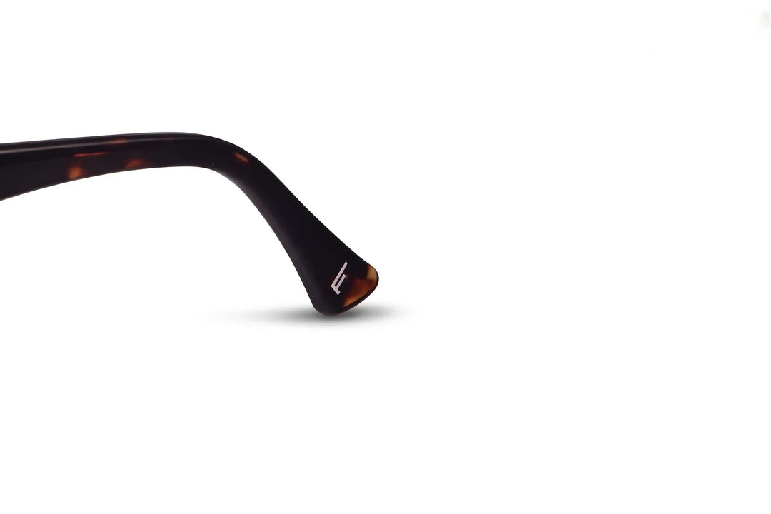 Anteojos Fiore 5228 en carey – temple logo detail