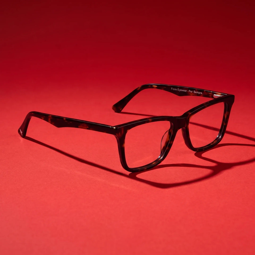Anteojos Fiore 5228 en tortoiseshell – editorial still life on a saturated vivid red set