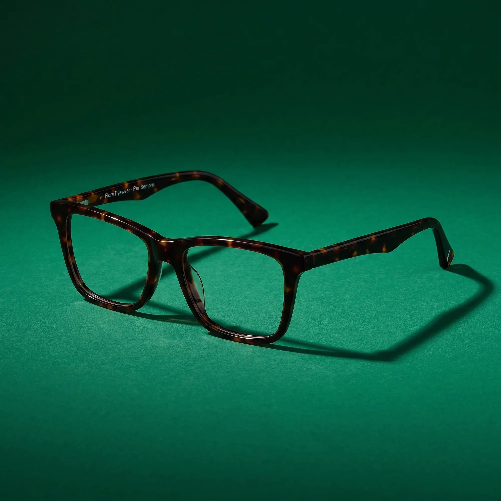 Anteojos Fiore 5228 en tortoiseshell – still life on a seamless emerald studio backdrop
