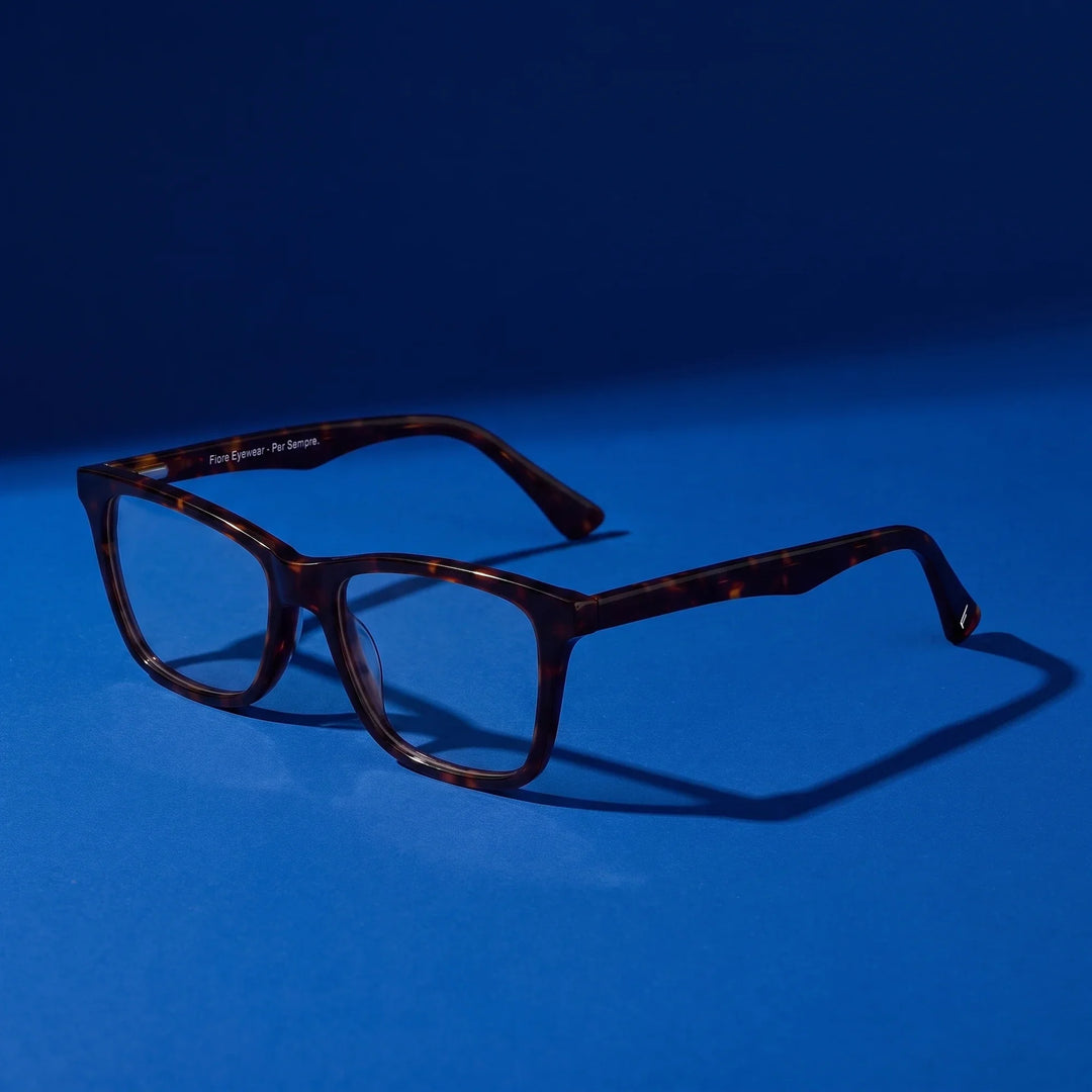 Anteojos Fiore 5228 en tortoiseshell – hero still life against a deep cobalt backdrop
