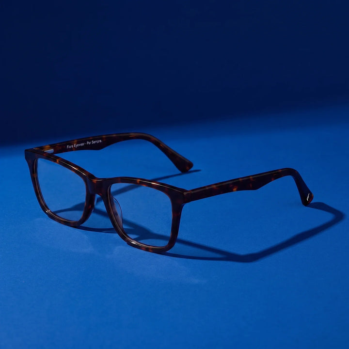 Anteojos Fiore 5228 en tortoiseshell – hero still life against a deep cobalt backdrop