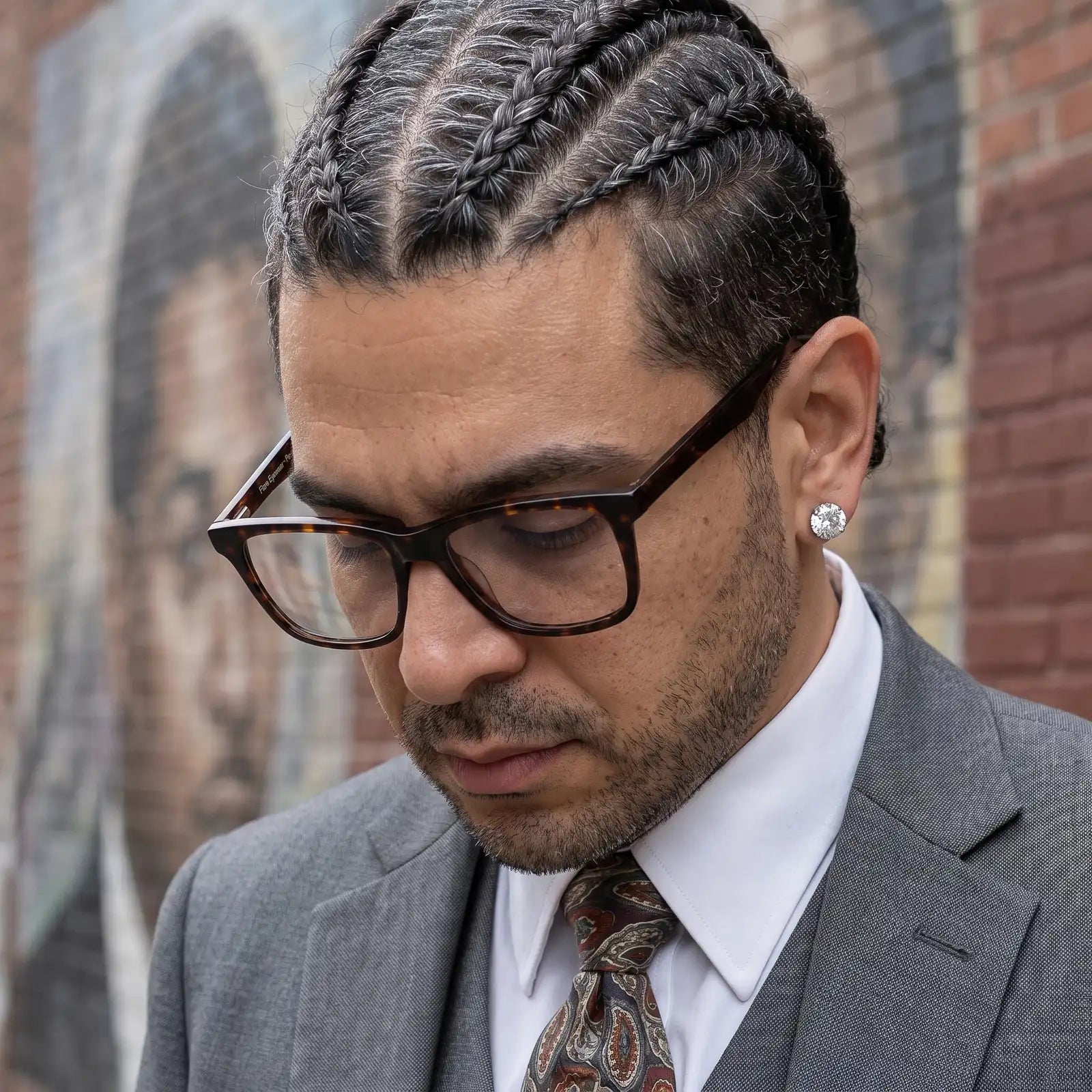 Anteojos Fiore 5228 en tortoiseshell, en modelo – retrato de campaña, pensive portrait against a painted brick mural