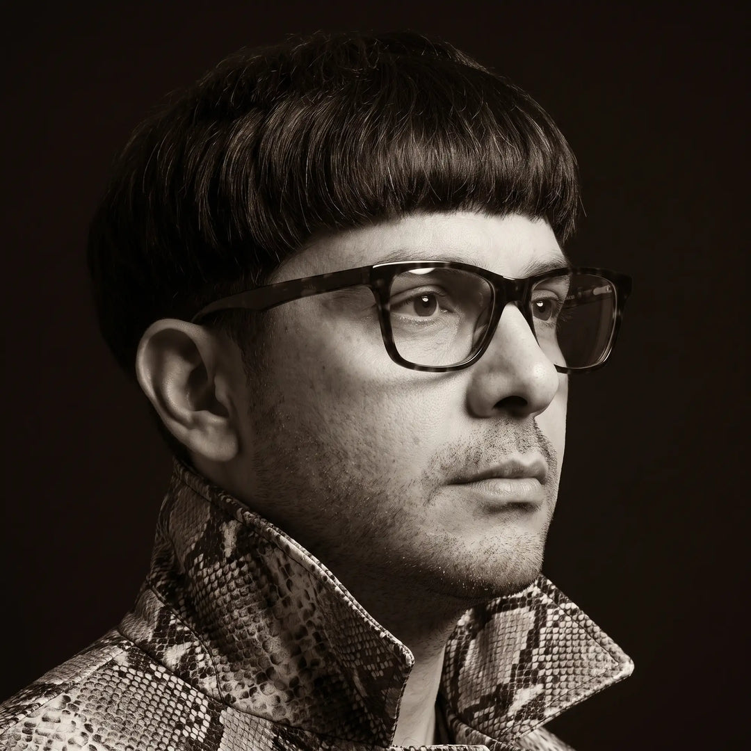 Anteojos Fiore 5228 en tortoiseshell, en modelo – retrato de campaña, monochrome studio portrait, red graphic accents