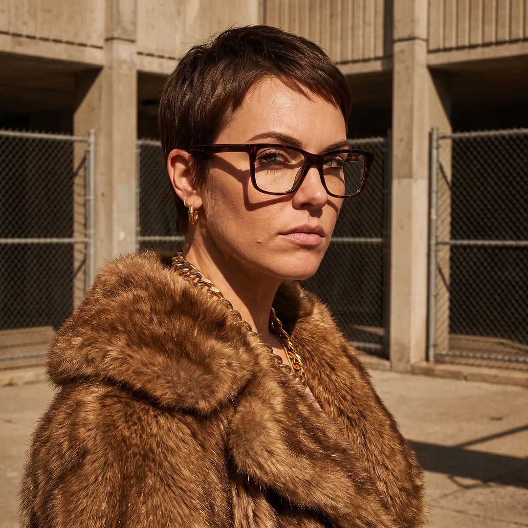 Anteojos Fiore 5228 en tortoiseshell, en modelo – retrato de campaña, street portrait rooted in city heritage