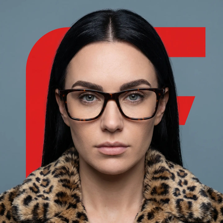 Anteojos Fiore 5228 en tortoiseshell, en modelo – retrato de campaña, studio portrait with sculptural styling
