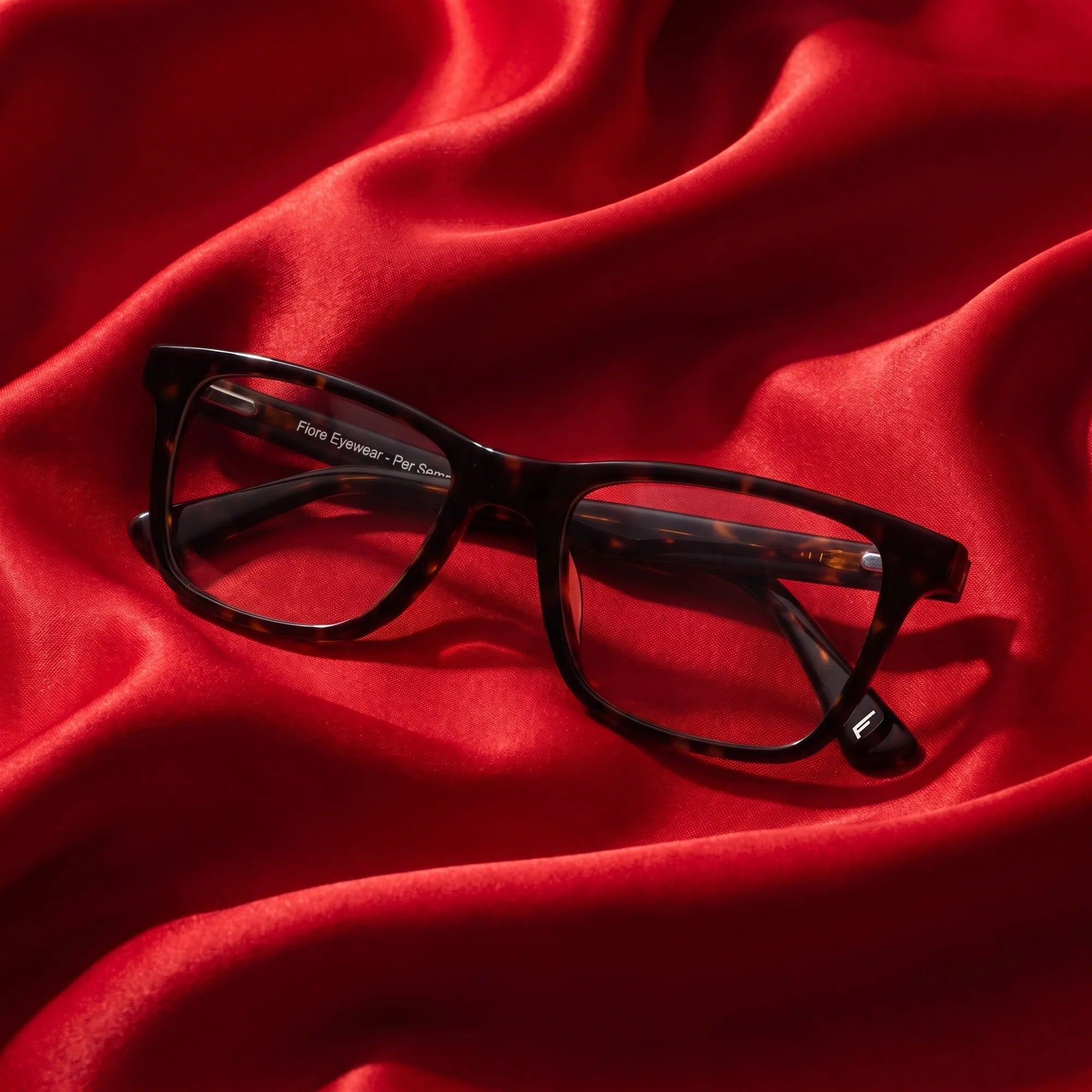 Anteojos Fiore 5228 en tortoiseshell – nested in flowing vivid red silk