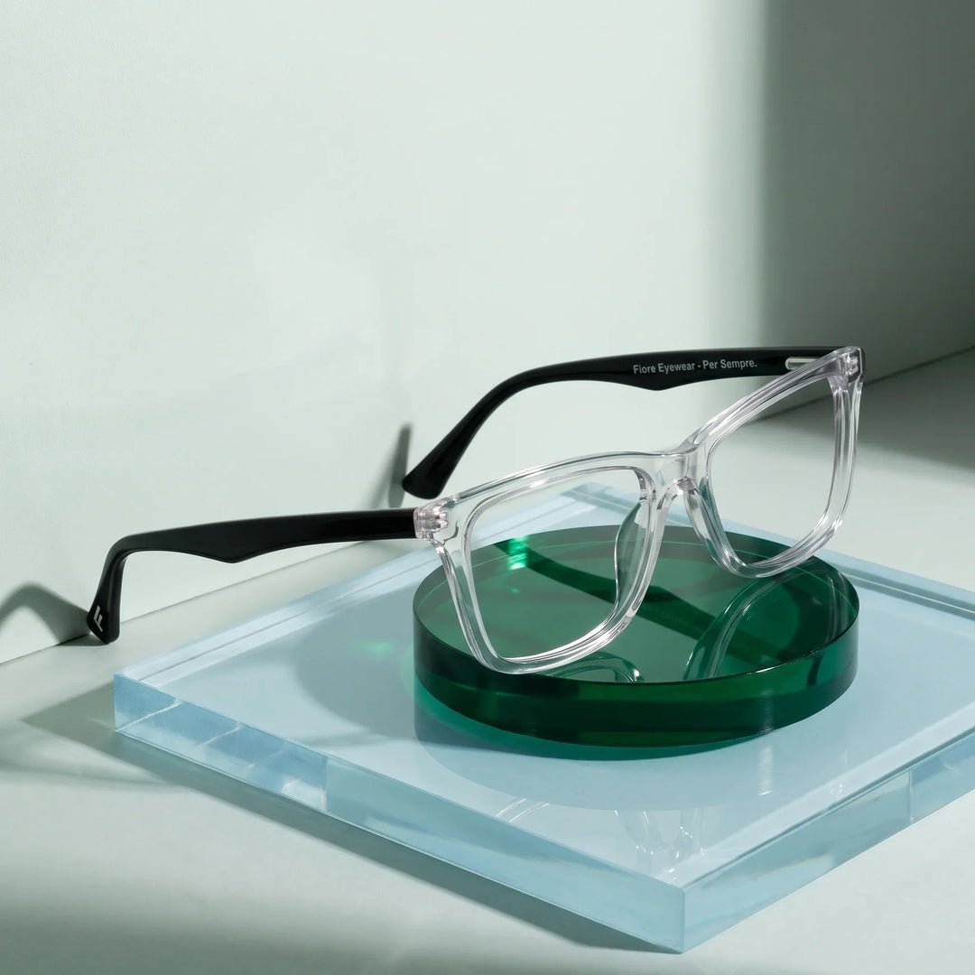 Anteojos Fiore 5228 en transparent – sobre un disco acrílico cobalto con luz suave