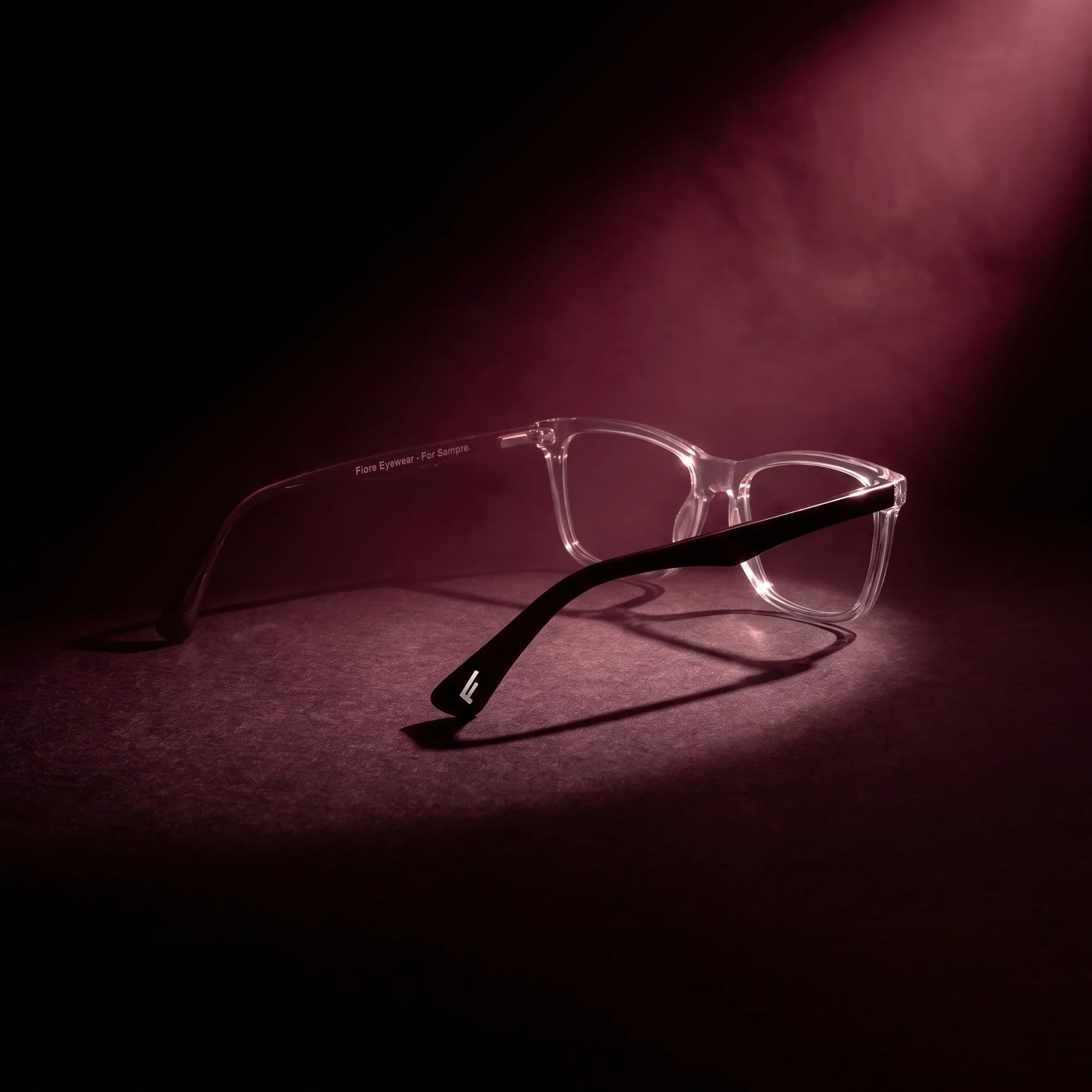 Anteojos Fiore 5228 en transparent – bajo un haz de luz teatral
