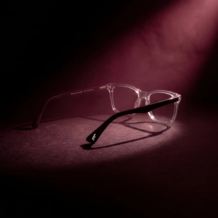 Anteojos Fiore 5228 en transparent – bajo un haz de luz teatral