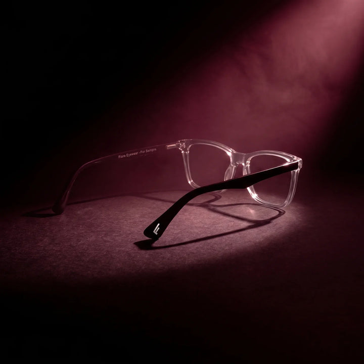 Anteojos Fiore 5228 en transparente – bajo un haz de luz teatral