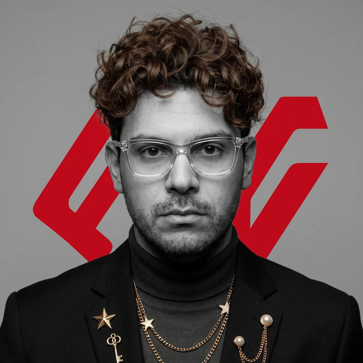 Anteojos Fiore 5228 en transparent, en modelo – retrato de campaña, graphic studio portrait with bold red shapes
