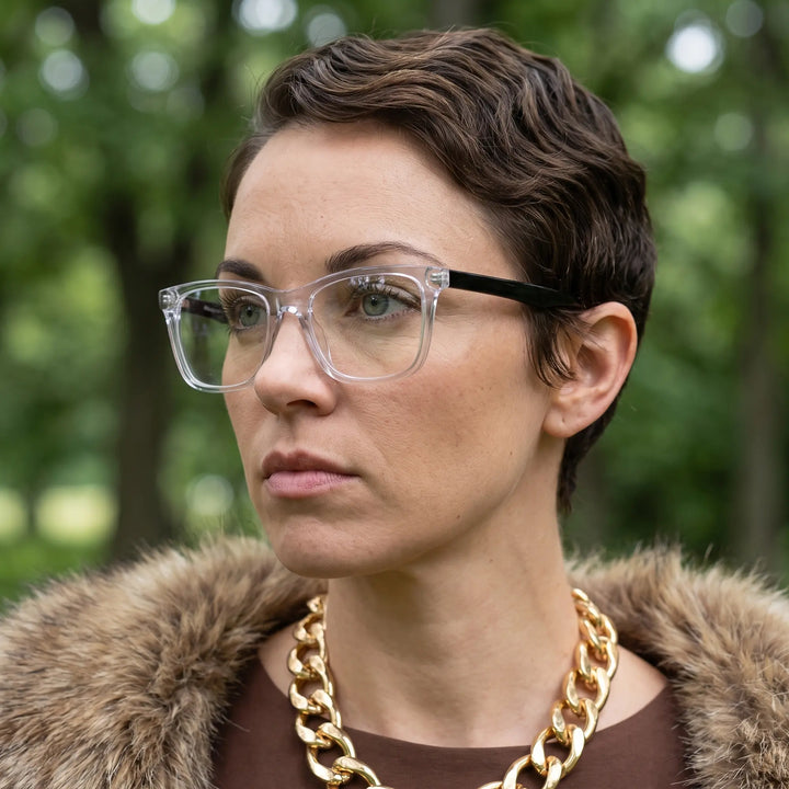 Anteojos Fiore 5228 en transparent, en modelo – retrato de campaña, fur-collar portrait in dappled daylight