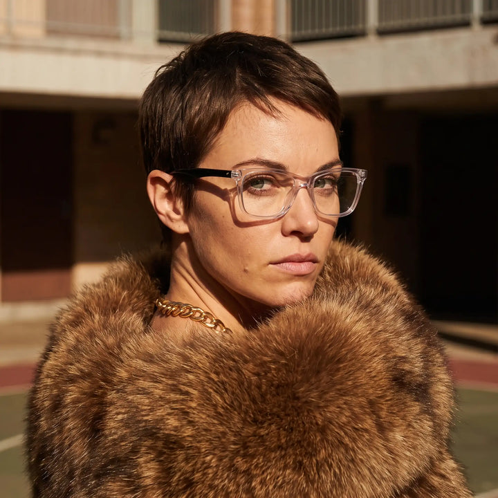 Anteojos Fiore 5228 en transparent, en modelo – retrato de campaña, street portrait rooted in city heritage