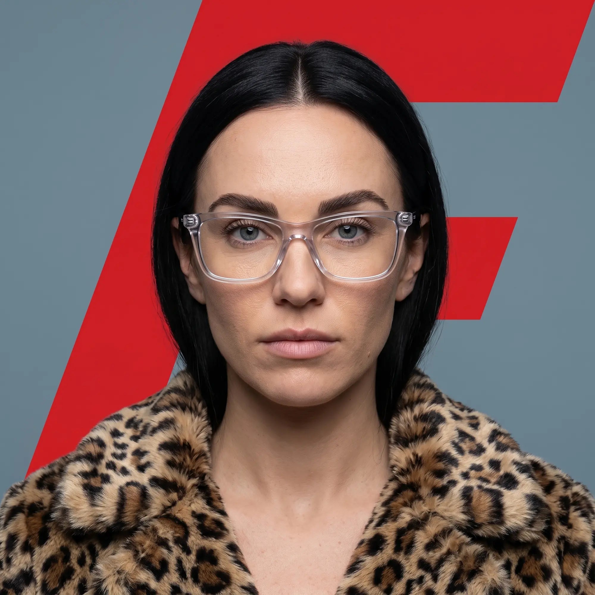 Anteojos Fiore 5228 en transparent, en modelo – retrato de campaña, studio portrait with sculptural styling